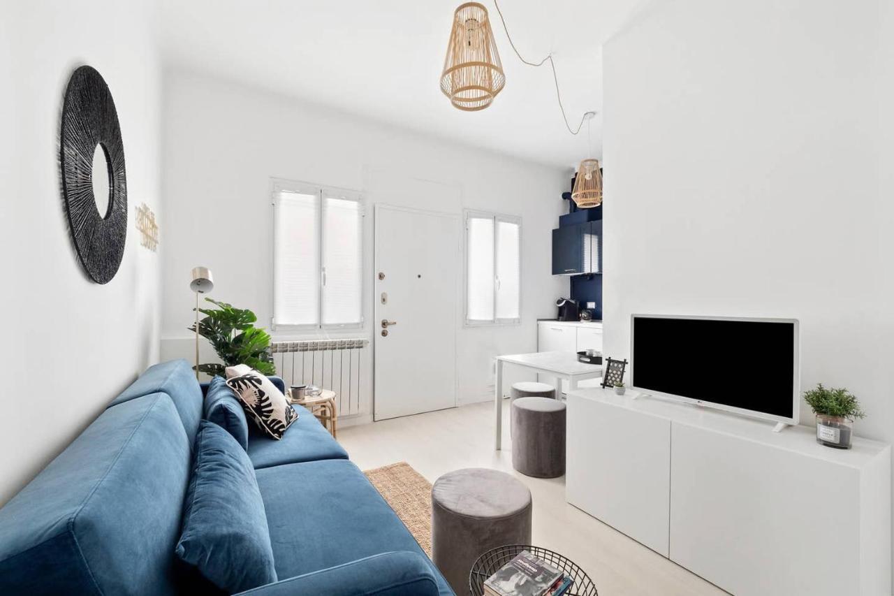 Golden Navy Design In Porta Venezia Apartment Mailand