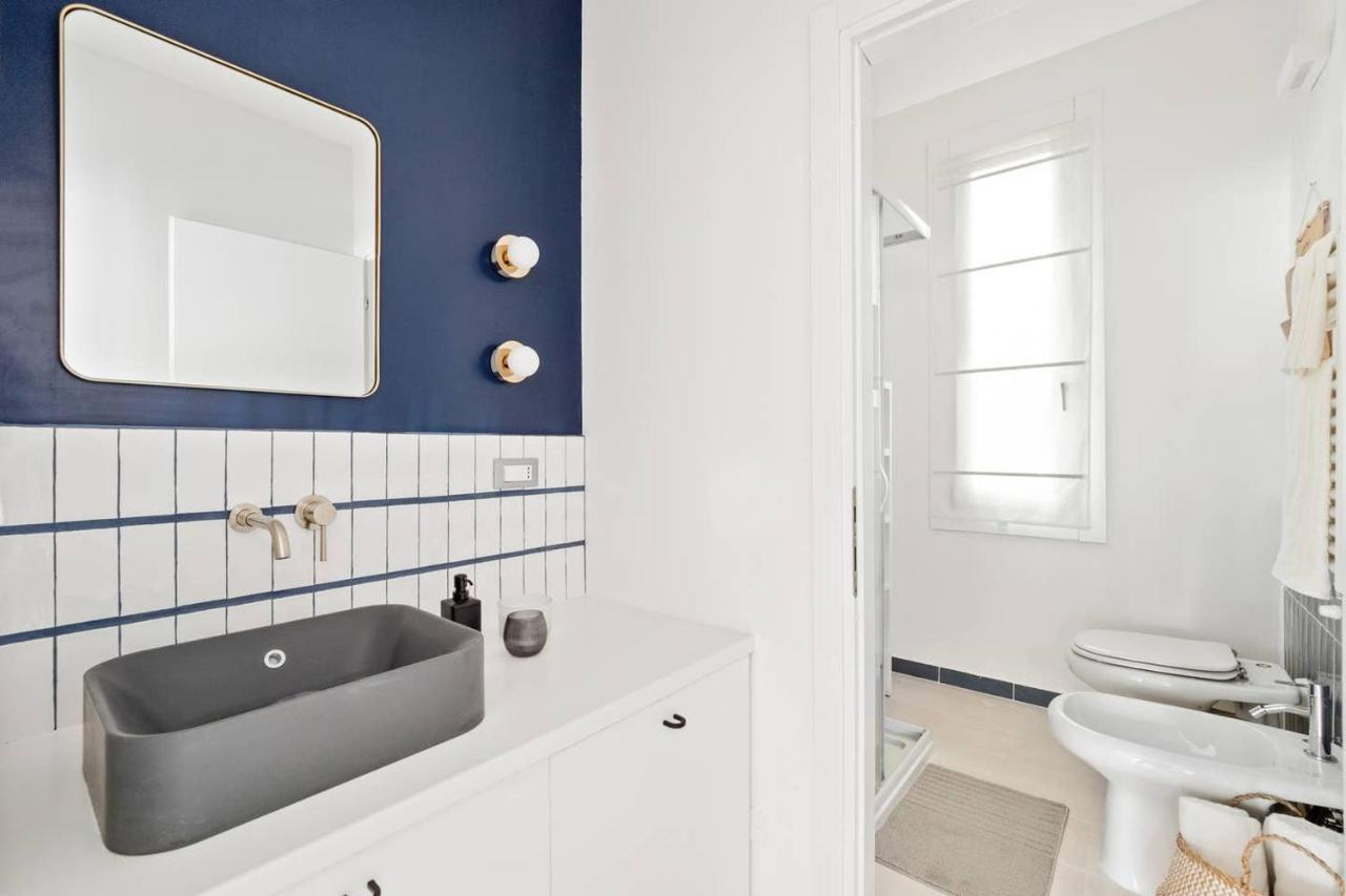 Golden Navy Design In Porta Venezia Apartment Mailand
