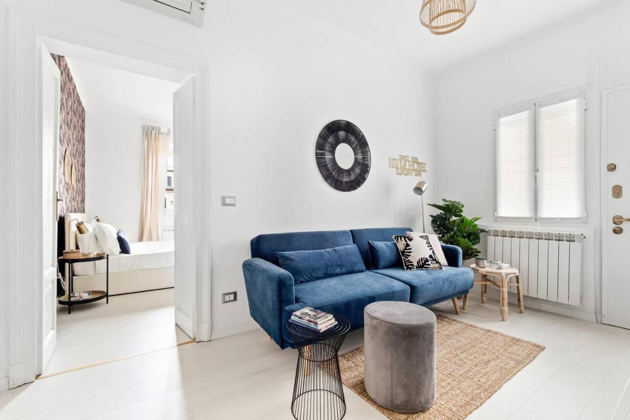 Golden Navy Design In Porta Venezia Apartment *